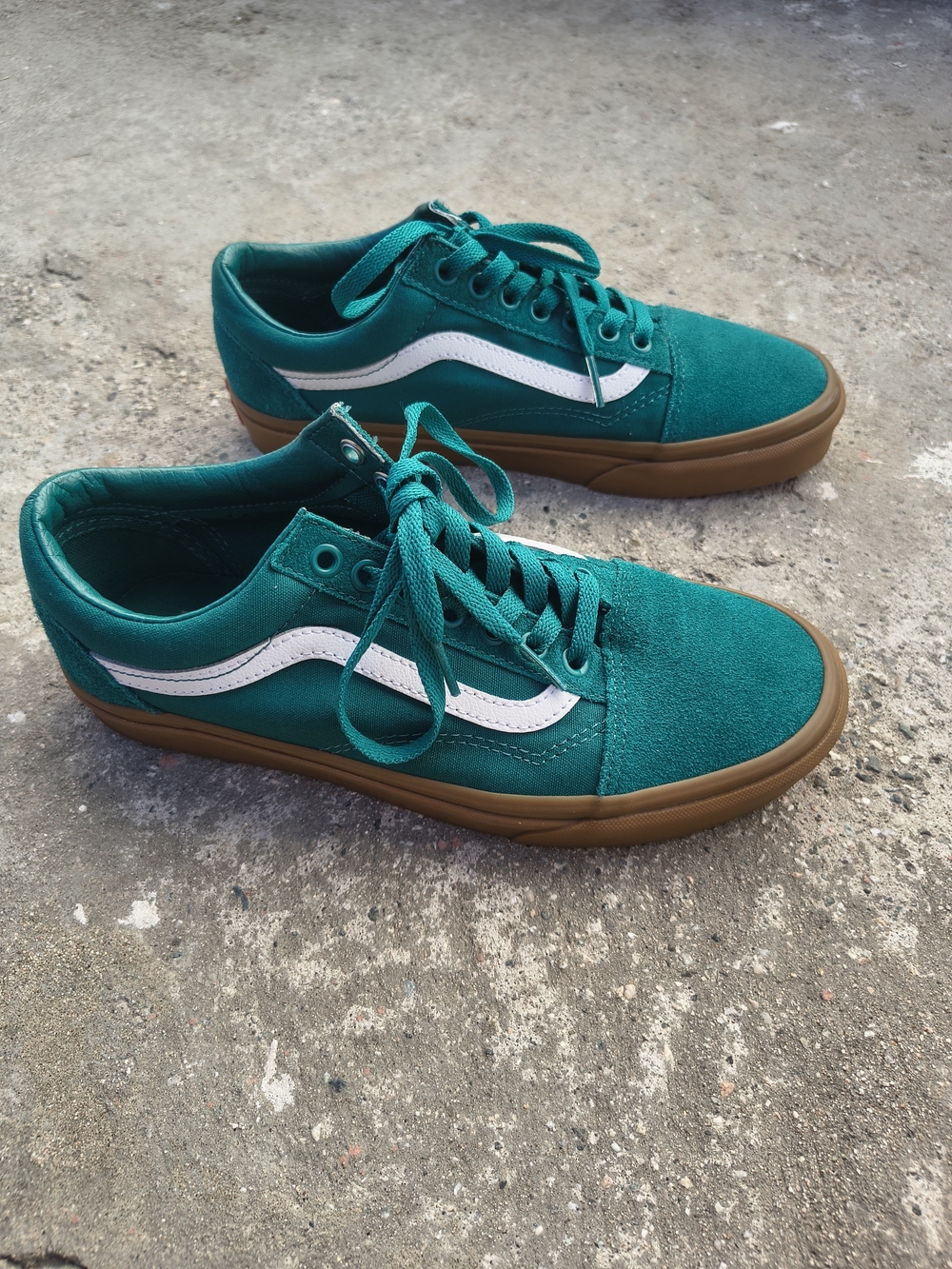 Vans Teal Low-Top Sneakers with White Stripe and Gum Sole. Men's Size 8.5